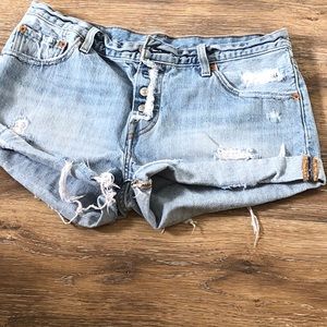 Size 29 Levi’s cut off mid shorts